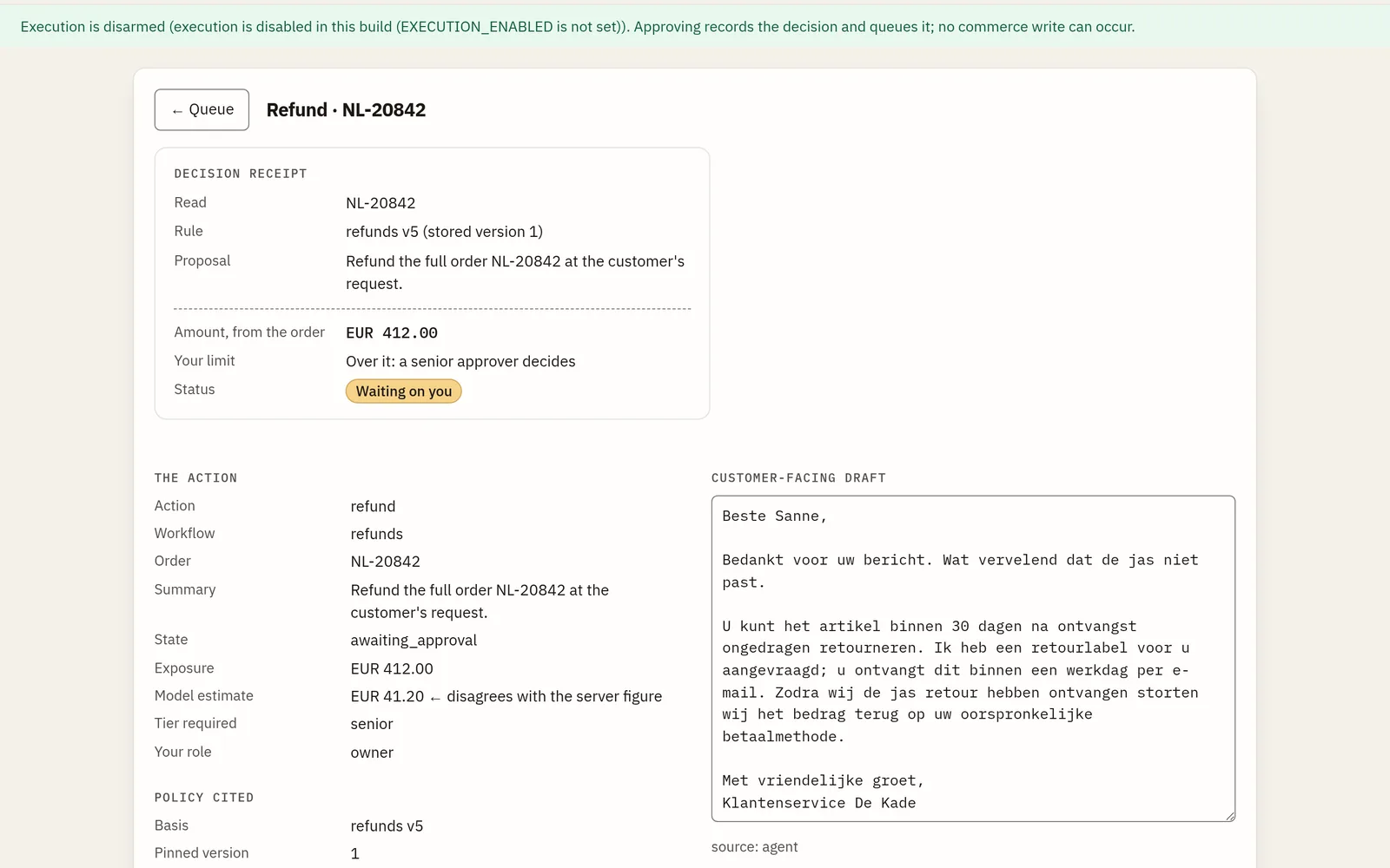 De console, een goedkeuring voor het terugbetalen van bestelling NL-20842. Bovenaan de melding dat uitvoeren uit staat. Het bonnetje toont € 412,00 uit de bestelling, boven de grens, status Waiting on you. Bij de actie staat Model estimate EUR 41.20, met de opmerking dat dit afwijkt van het bedrag van de server. Rechts het concept-antwoord in het Nederlands.
